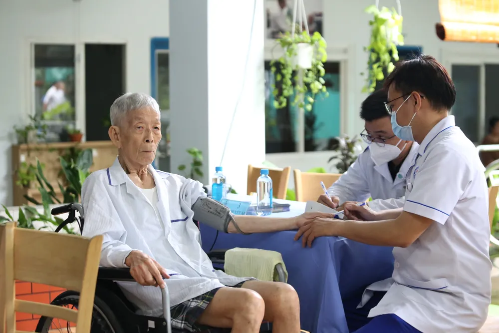 Nhân viên y tế đang thăm khám sức khỏe cho người cao tuổi tại Viện dưỡng lão Tâm An (TPHCM)