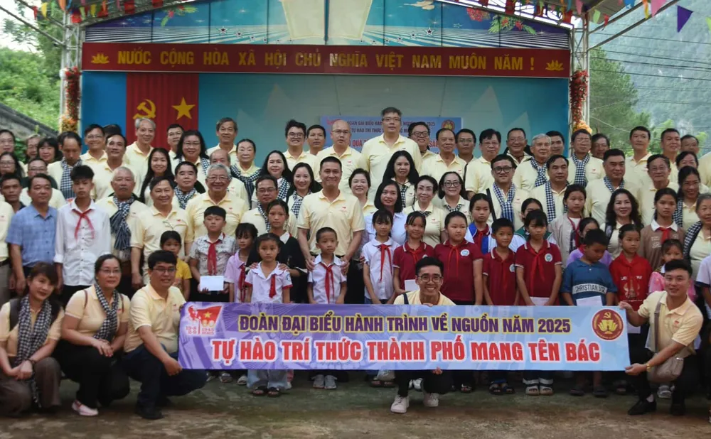 Đoàn hành trình về nguồn của đội ngũ trí thức thành phố chụp hình lưu niệm với người dân xã Nguyễn Huệ, tỉnh Cao Bằng