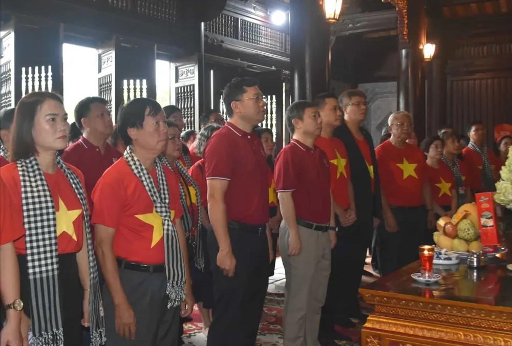 Đồng chí Dương Anh Đức, Trưởng Ban Tuyên giáo và Dân vận Thành ủy TPHCM, cùng đoàn công tác tưởng niệm Chủ tịch Hồ Chí Minh tại Đền thờ Bác Hồ (tỉnh Tuyên Quang)