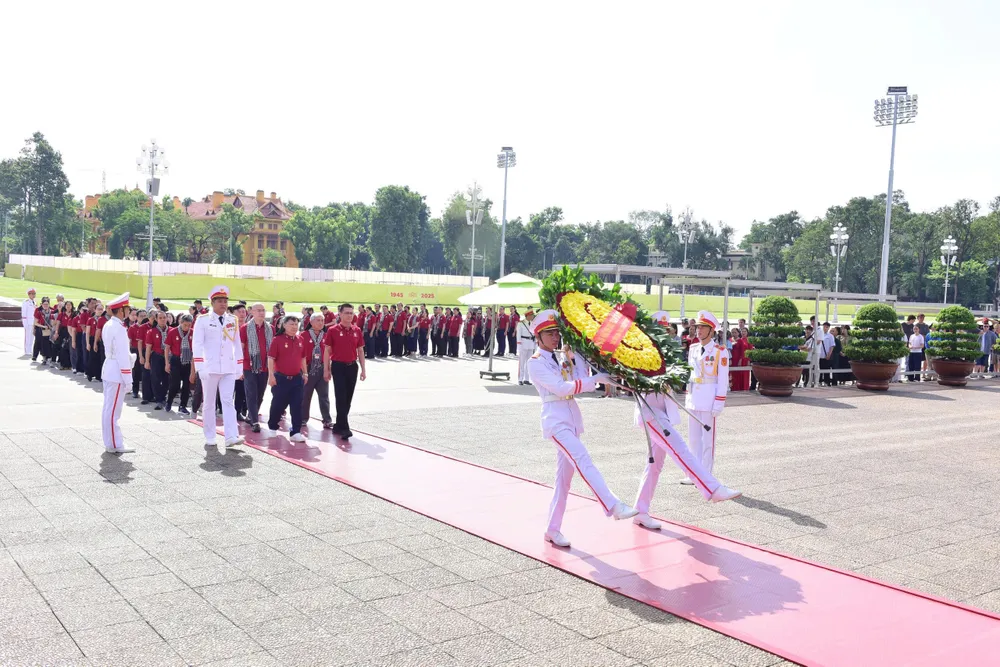 Đoàn hành trình về nguồn “Tự hào trí thức Thành phố mang tên Bác” vào lăng viếng Chủ tịch Hồ Chí Minh Ảnh: MINH THI