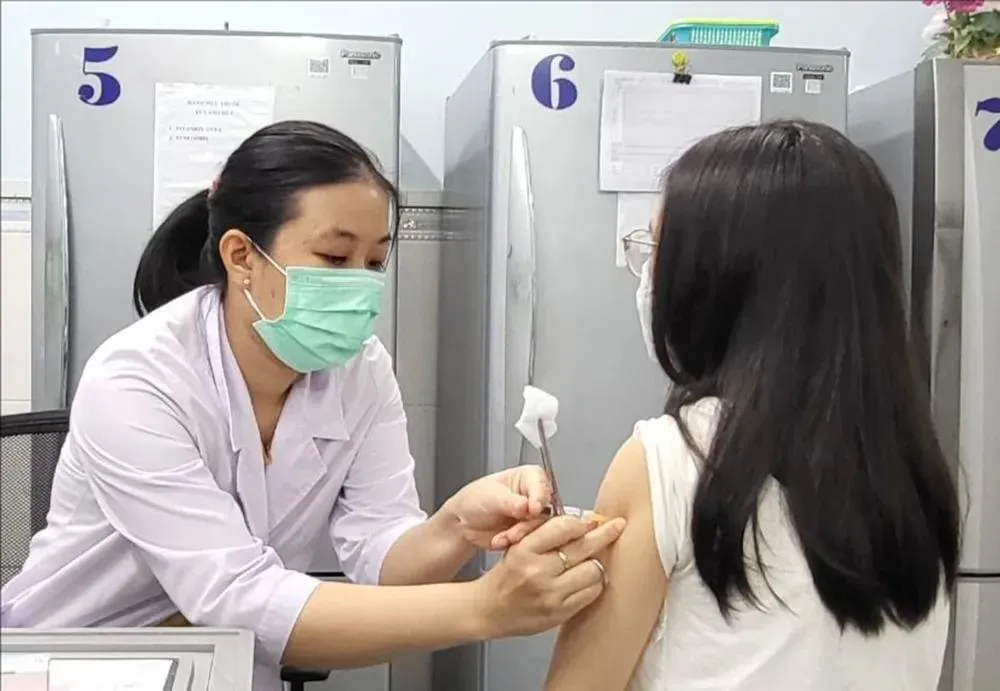 Nhân viên y tế tiêm vaccine cho trẻ