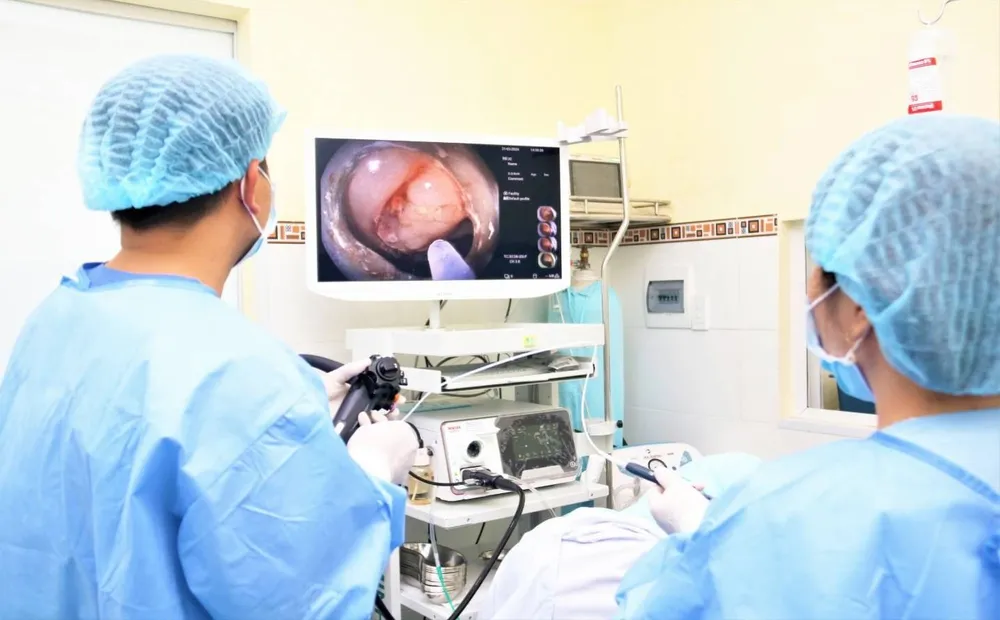 Bác sĩ nội soi cho người bệnh