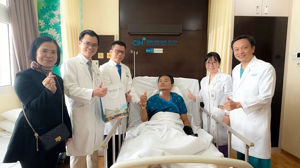 Các bác sĩ chúc mừng người bệnh hồi phục tốt sau can thiệp