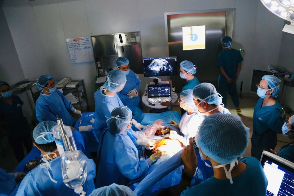 Các bác sĩ thông tim can thiệp bào thai cho sản phụ