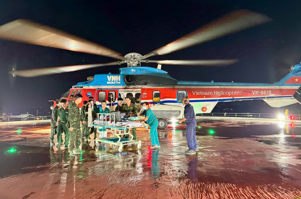 Trực thăng EC-225 mang số hiệu VN-8618 vận chuyển người bệnh từ đảo Thuyền Chài về đất liền điều trị