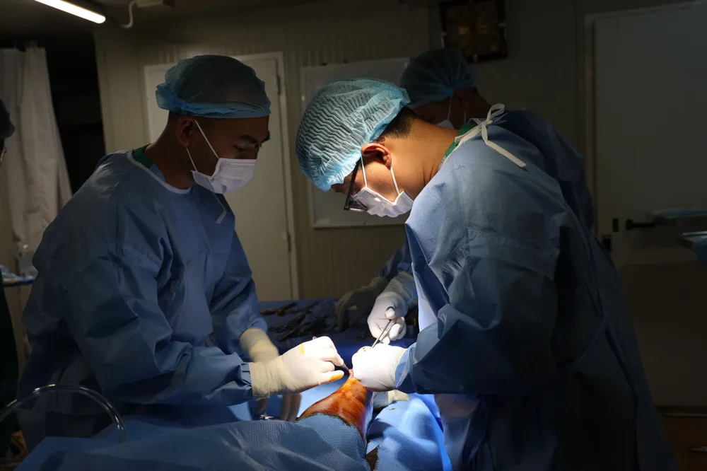 Bác sĩ BVDC 2.7 thực hiện nối gót gân cho sĩ quan Mông Cổ Ảnh: TIẾN PHÚC