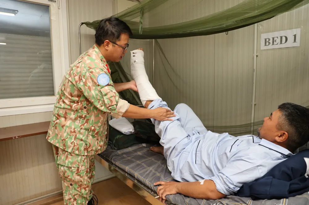 Người bệnh đang tập vận động sau phẫu thuật. Ảnh: TIẾN PHÚC