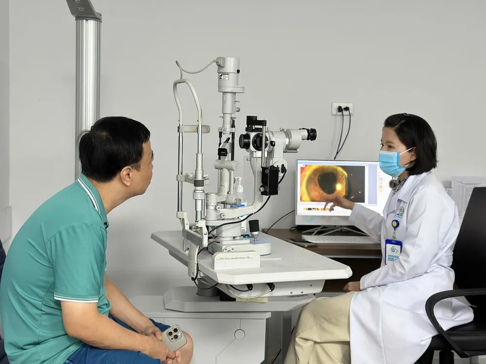 BS Nguyễn Thị Thùy Tiên thăm khám cho người bệnh sau phẫu thuật