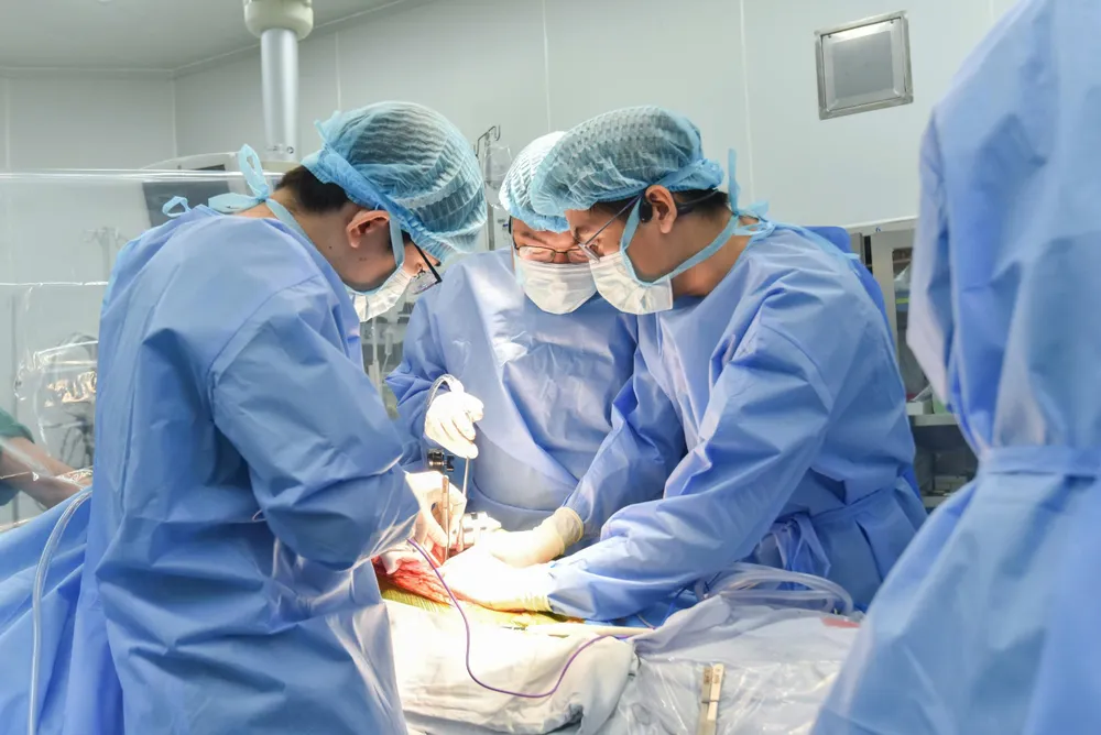 Ekip bác sĩ phẫu thuật ghép gan cho người bệnh