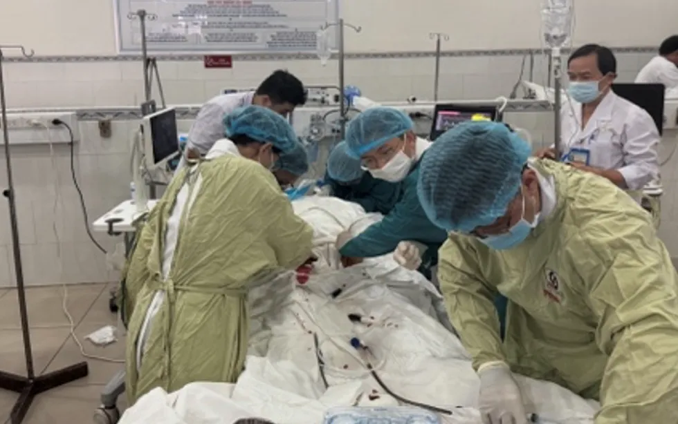 Ê kíp ECMO của Bệnh viện Nhân Dân Gia Định phối hợp ê kíp cấp cứu của Bệnh viện Đa khoa Sài Gòn tiến hành kỹ thuật E-PCR cho người bệnh