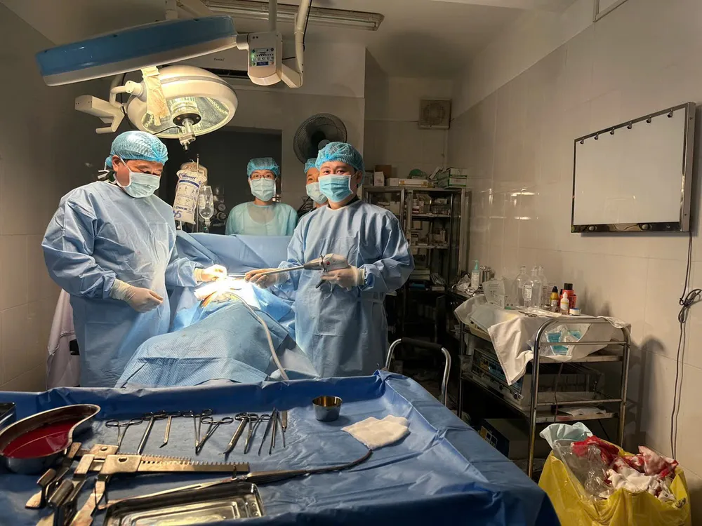 Các bác sĩ phẫu thuật cho người bệnh