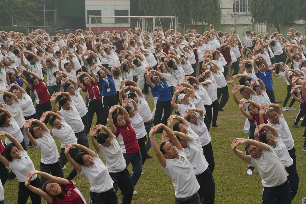 Người dân và nhân viên y tế TPHCM tham gia đồng diễn Dưỡng sinh vì sức khỏe cộng đồng