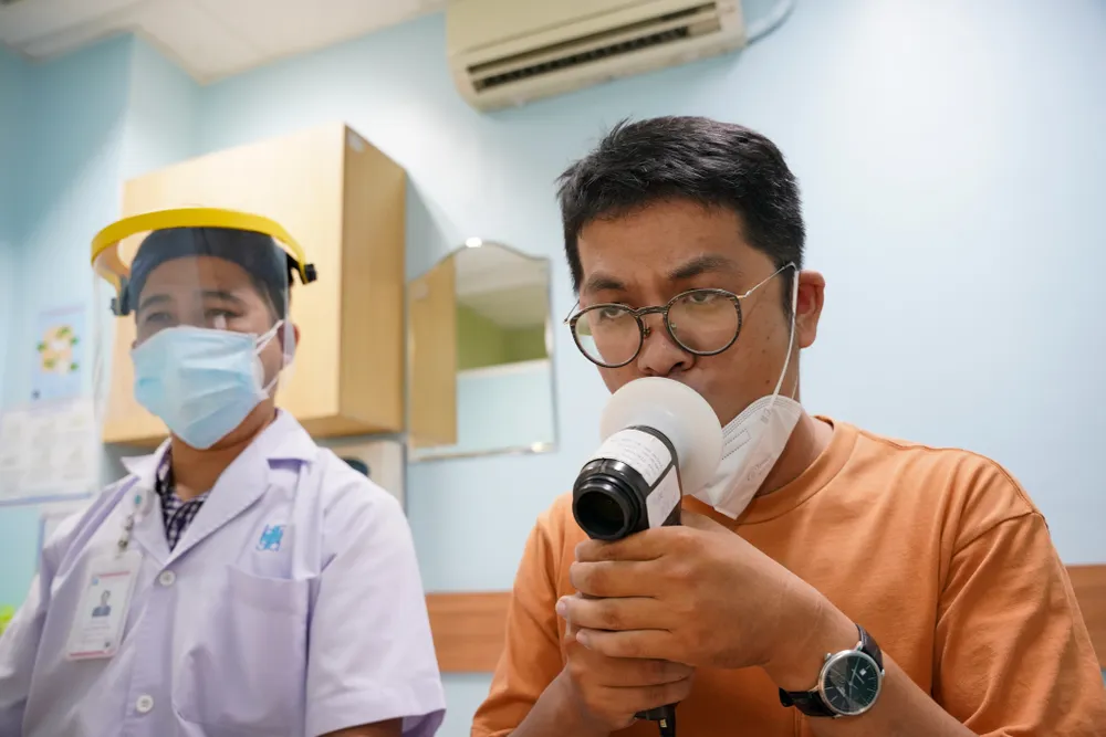 Người bệnh đo hô hấp ký.JPG