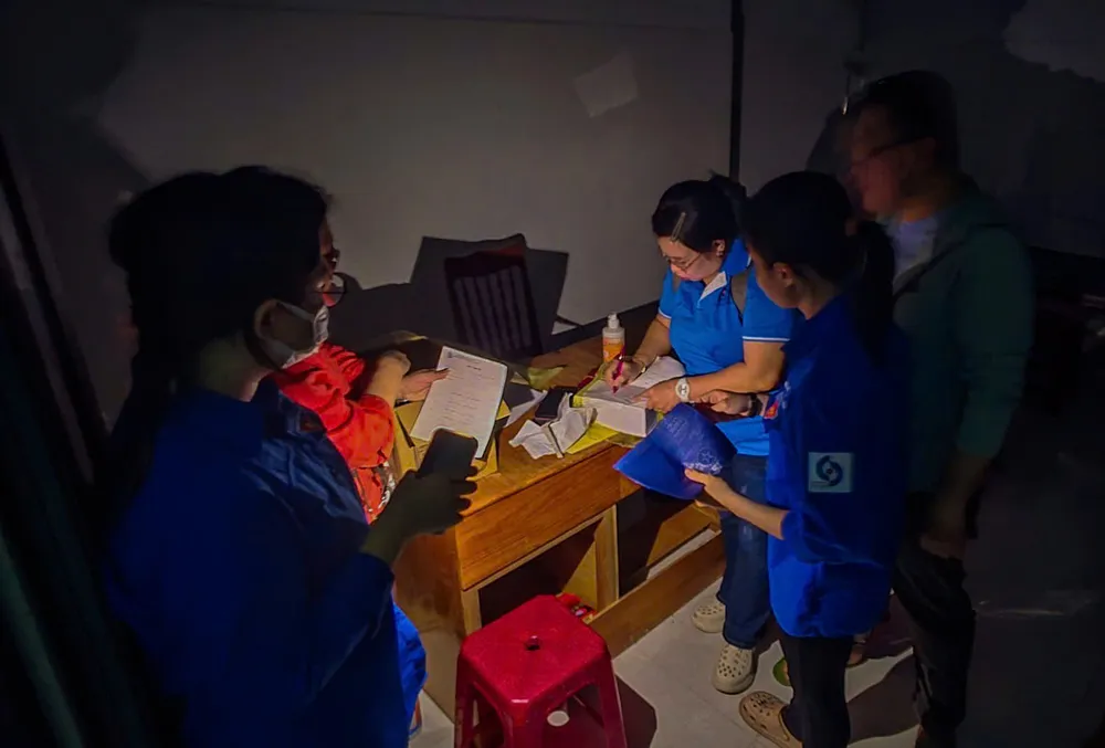 Các bác sĩ đang thăm khám cho người dân vùng lũ tỉnh Đắk Lắk