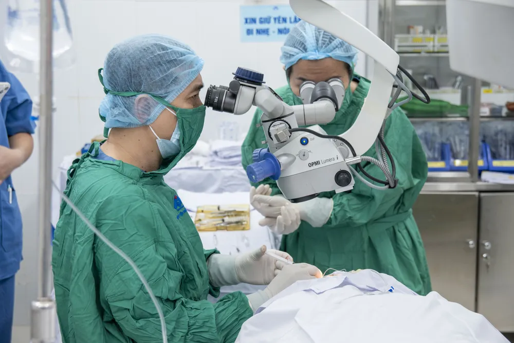Các bác sĩ Bệnh viện Mắt TPHCM ghép giác mạc cho người bệnh