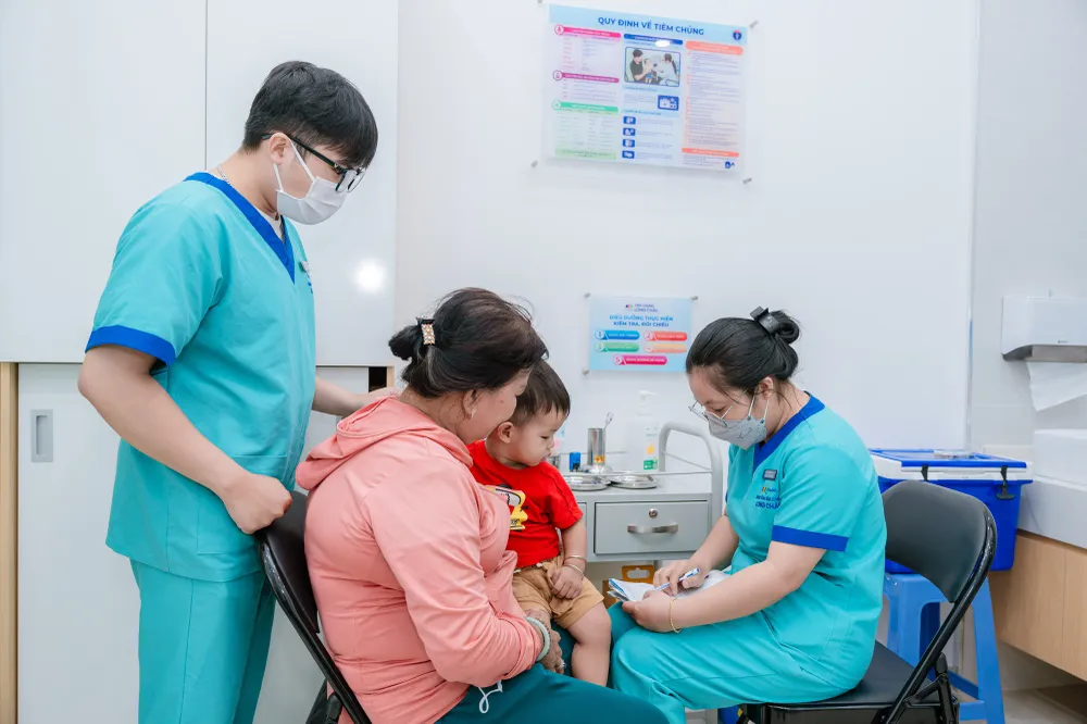 Người dân tiêm vaccine phòng bệnh trong giai đoạn chuyển mùa tại một cơ sở tiêm chủng trên địa bàn TPHCM