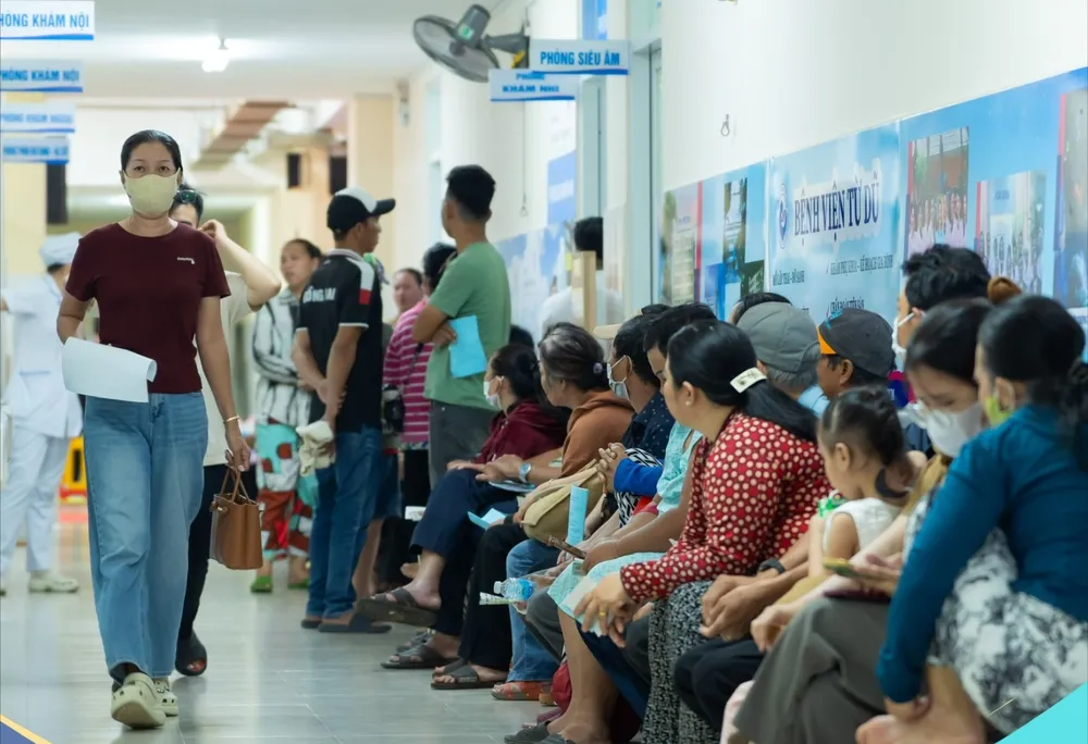 Người dân chờ khám chữa bệnh tại Bệnh viện Từ Dũ cơ sở 2 (Cần Giờ)
