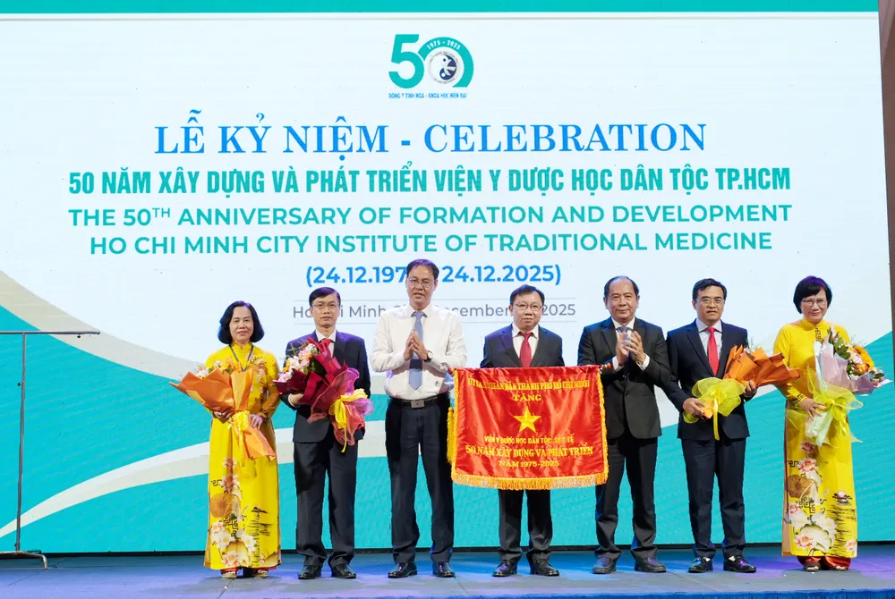 Đồng chí Nguyễn Thành Trung, Phó Chủ tịch Thường trực Ủy ban MTTQ Việt Nam TPHCM tặng cờ thi đua cho Viện Y Dược học Dân tộc TPHCM