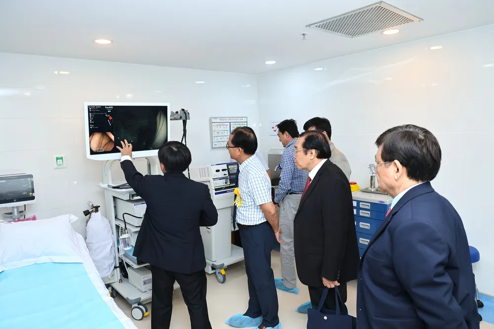 Các đại biểu tham quan hệ thống nội soi hiện đại, ứng dụng AI tại Bệnh viện Tâm Trí