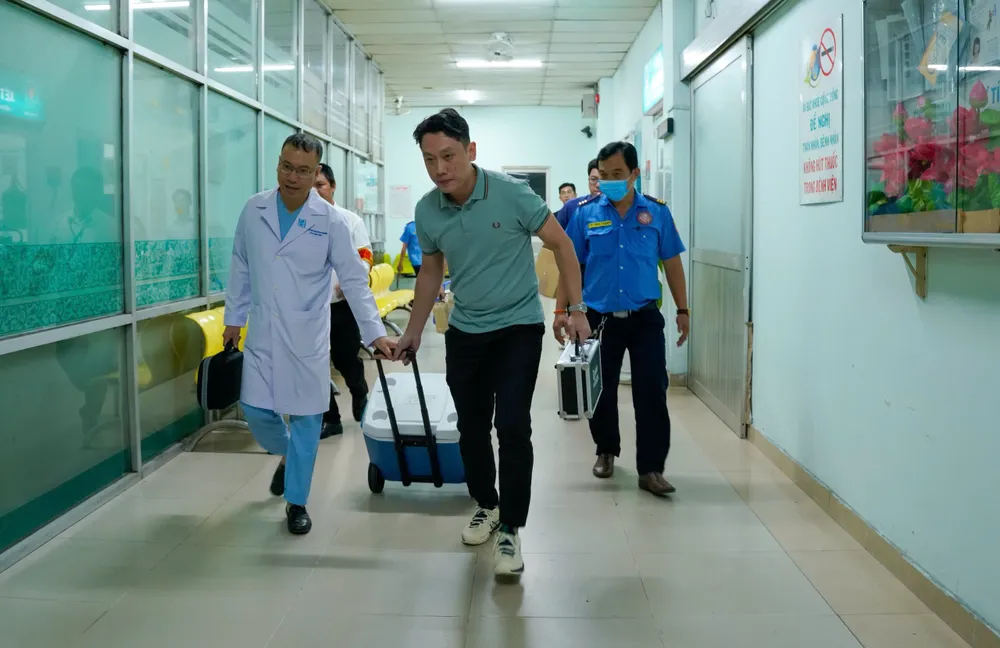 Trái tim hiến được điều phối từ Bệnh viện Nhân dân 115, thông qua Trung tâm Điều phối Ghép tạng Quốc gia, và được vận chuyển về Bệnh viện Đại học Y Dược TP. Hồ Chí Minh trong thời gian ngắn nhất. GS TS BS. Nguyễn.jpg