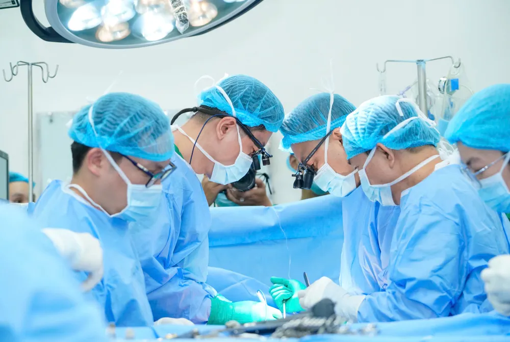 Các bác sĩ ghép tim cho bệnh nhi 15 tuổi bị suy tim giai đoạn cuối