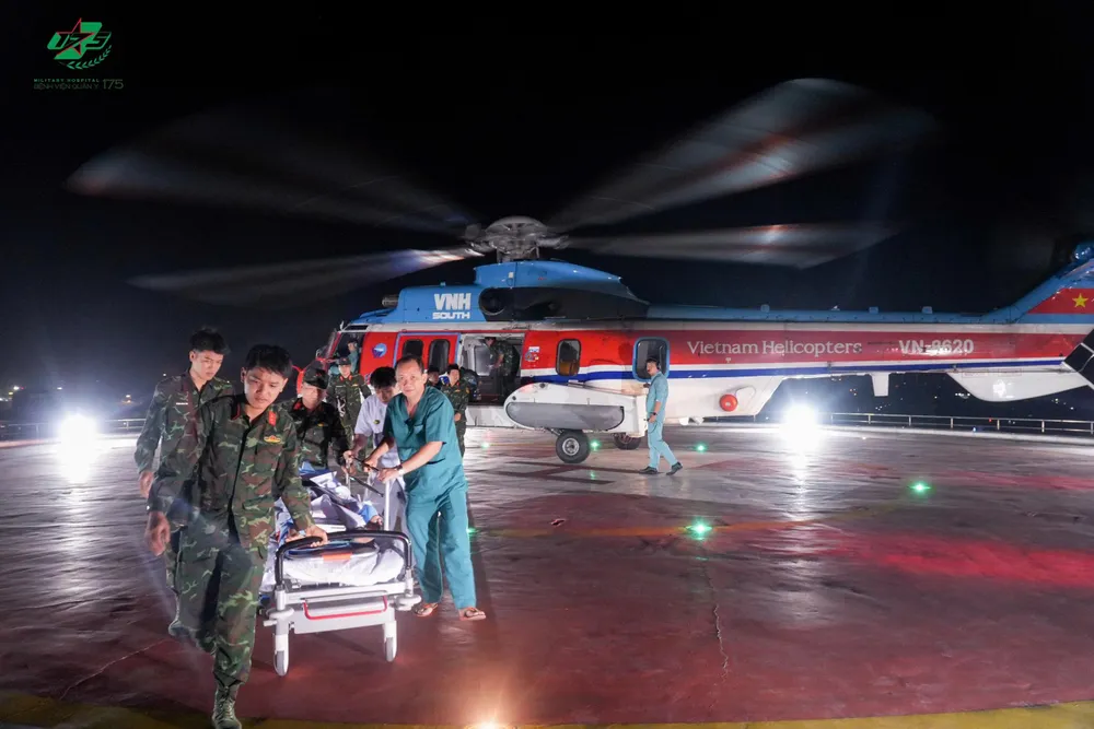 Nhân viên y tế vận chuyển người bệnh từ trực thăng vào khoa cấp cứu điều trị