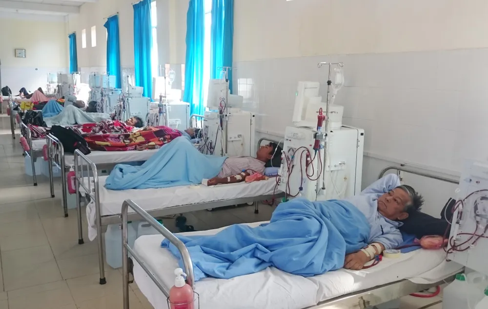 Người dân chạy thận nhân tạo tại một cơ sở y tế