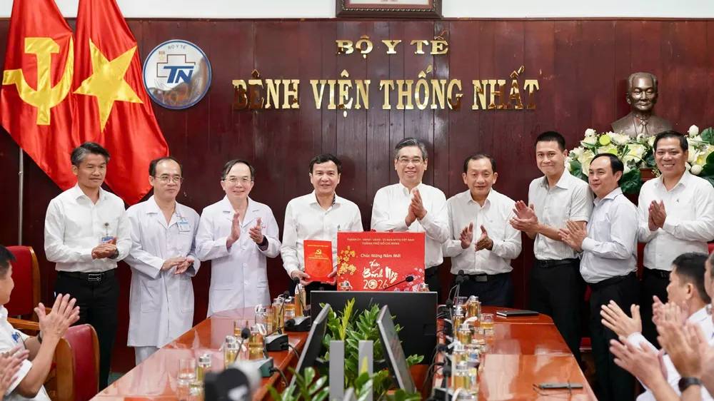 Đồng chí Nguyễn Phước Lộc thăm, chúc mừng Bệnh viện Thống Nhất nhân dịp Tết Bính Ngọ năm 2026. Ảnh: HOÀNG HÙNG