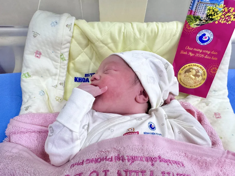 Em bé chào đời đúng giao thừa tại Bệnh viện Từ Dũ được tặng một miếng vàng 24K hình ngựa như lời chúc may mắn đầu đời