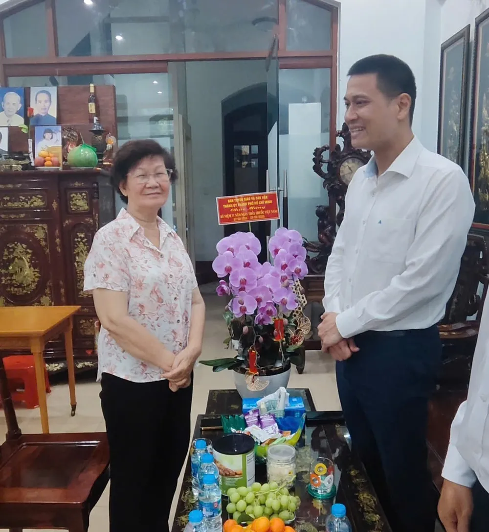 Đồng chí Nguyễn Việt Long, Phó Trưởng Ban Tuyên giáo và Dân vận Thành ủy TPHCM thăm, chúc mừng Bác sĩ Lê Ngọc Bền, nguyên Giám đốc Bệnh viện Y học cổ truyền TPHCM. Ảnh: TẤN LINH