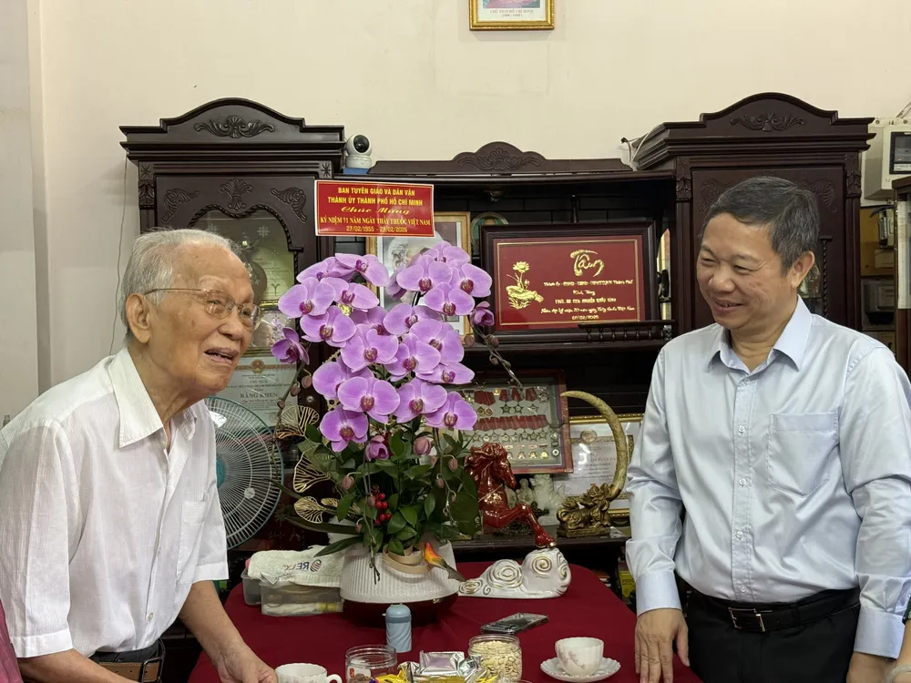 Đồng chí Dương Anh Đức, Trưởng Ban Tuyên giáo và Dân vận Thành ủy TPHCM chúc mừng Thầy thuốc ưu tú - Đại tá - BSCK2 Nguyễn Quốc Bình, nguyên Giám đốc Bệnh viện Nhân dân 115. Ảnh: ĐỨC KHÁNH