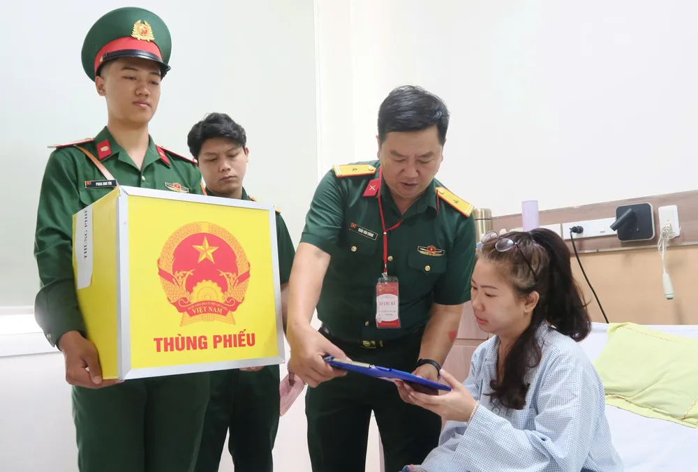 Cán bộ Bệnh viện Quân y 175 hướng dẫn người bệnh bỏ phiếu