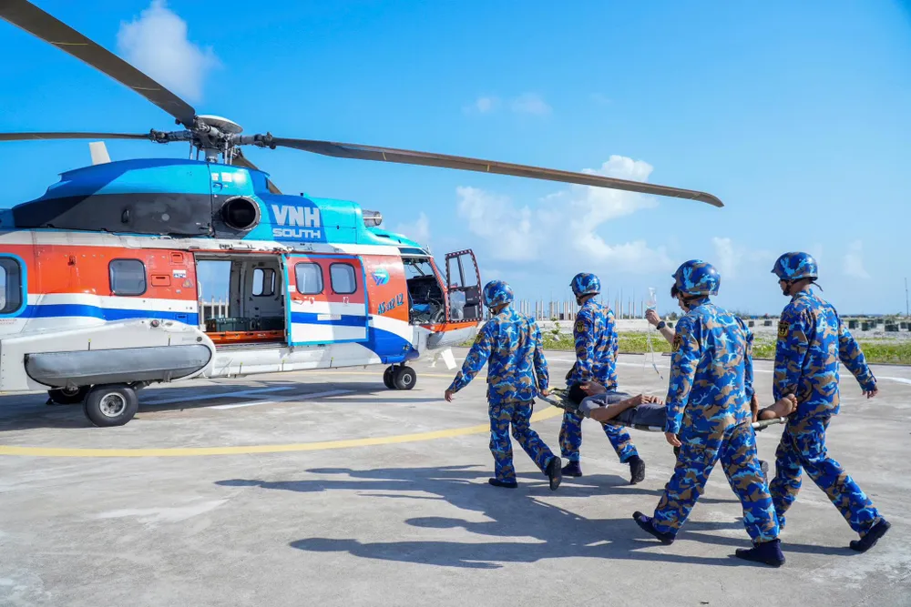 Chuyển người bệnh lên trực thăng.