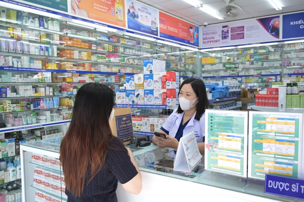 Người dân mua thuốc tại một Nhà thuốc trên địa bàn TPHCM