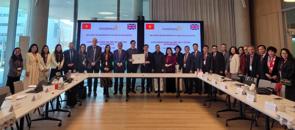 Thứ trưởng Bộ Y tế Nguyễn Tri Thức chụp ảnh lưu niệm với thành viên Trung tâm Nghiên cứu và Phát triển của AstraZeneca tại Cambridge ̣(Vương quốc Anh)