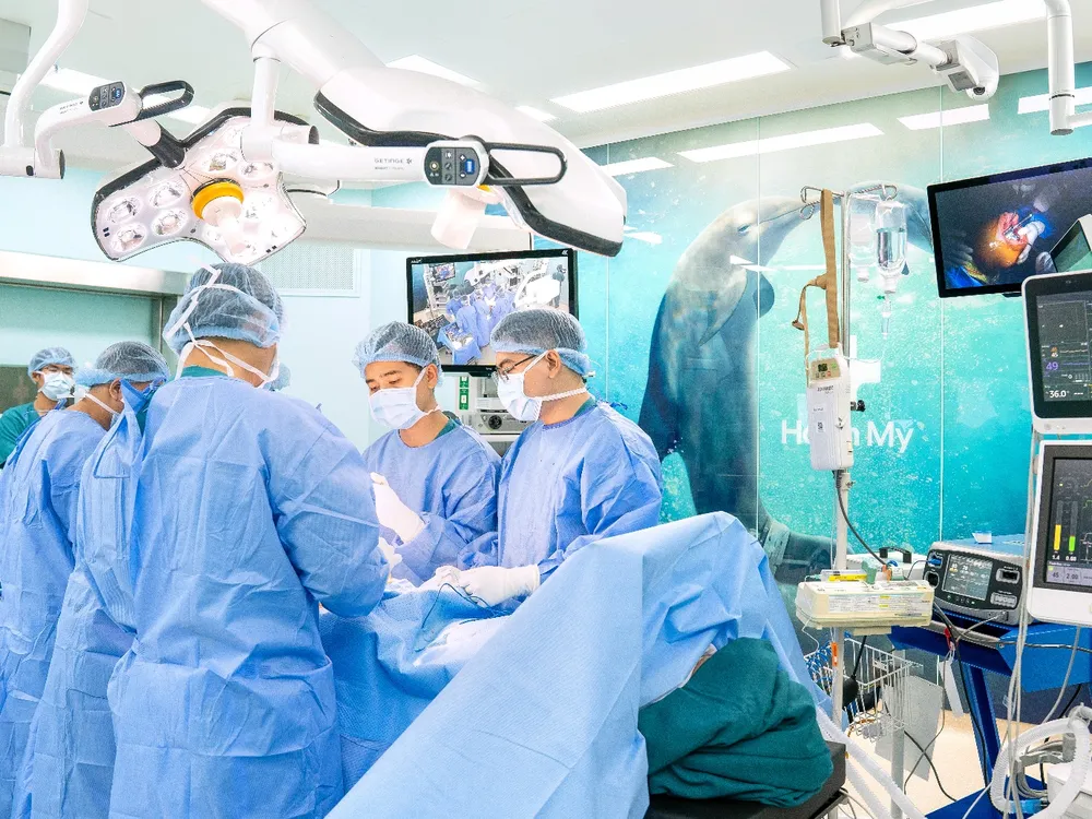 Bác sĩ phẫu thuật cho người bệnh tại phòng mổ thông minh
