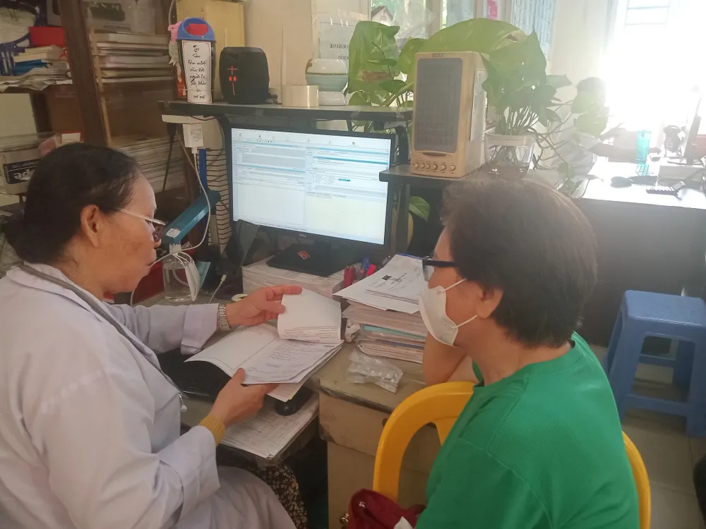 Nhân viên Trạm y tế phường Gò Vấp đang thăm khám cho người dân 