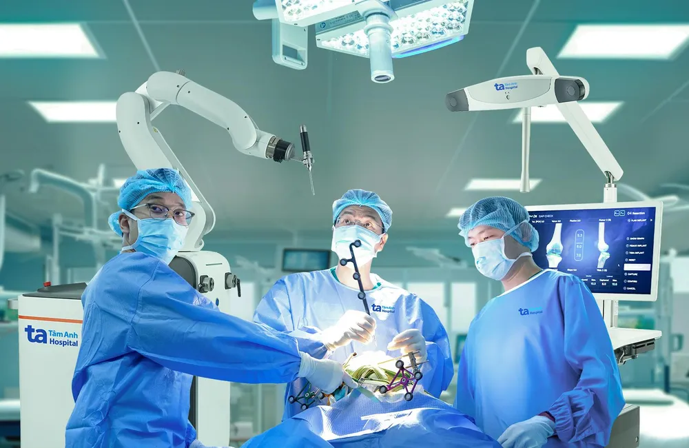 Bác sĩ Bệnh viện Đa khoa Tâm Anh đang phẫu thuật thay khớp gối nhân tạo cho người bệnh bằng Robot CUVIS-Joint thế hệ mới đầu tiên tại Việt Nam.