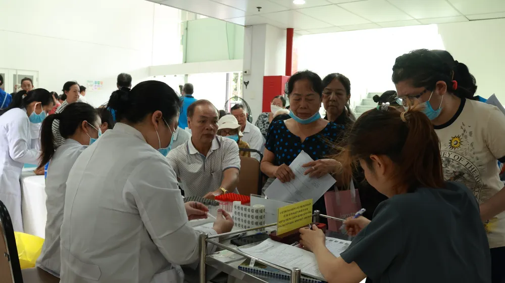 Người dân khám sức khỏe tại điểm khám phường Xuân Hòa vào ngày 5-4