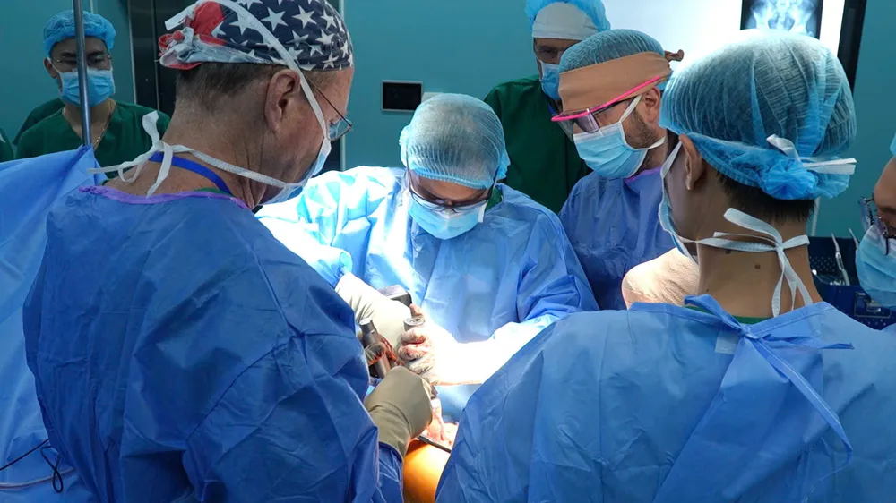 Một ca mổ thay khớp gối do bác sĩ Bệnh viện Quân y 175 và bác sĩ của Tổ chức Operation Walk Chicago (Hoa Kỳ) thực hiện