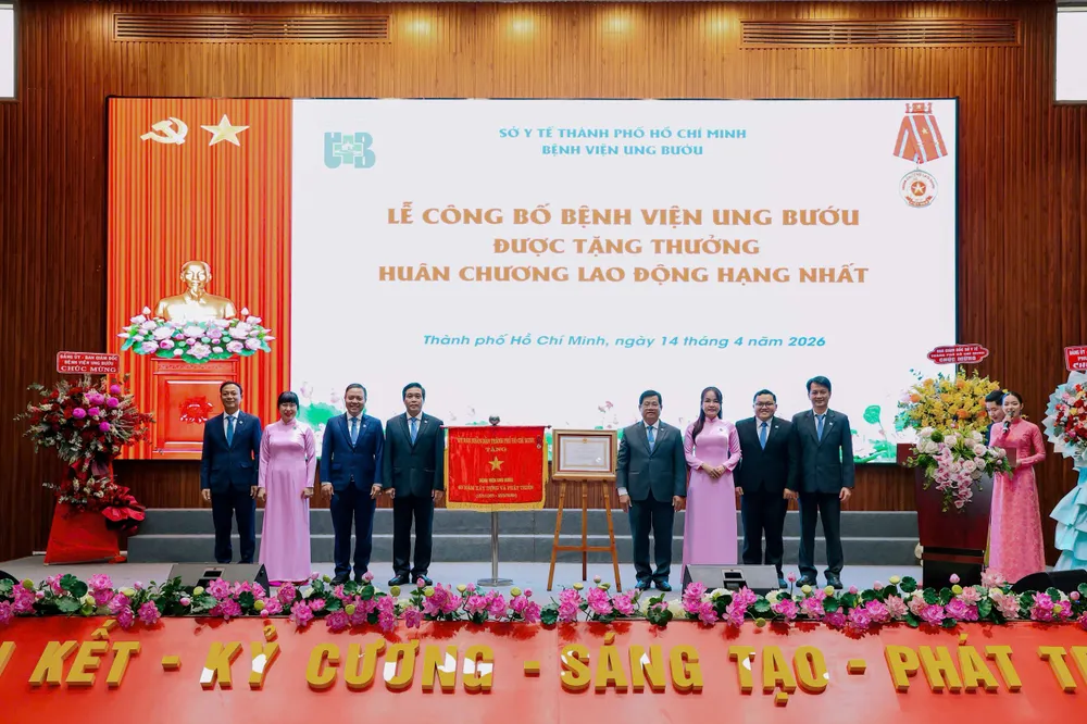 Bệnh viện Ung bướu đón nhận Huân chương lao động hạng Nhất