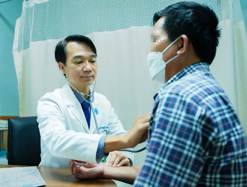 Bác sĩ Bệnh viện Đại học Y Dược TPHCM thăm khám hô hấp cho người bệnh