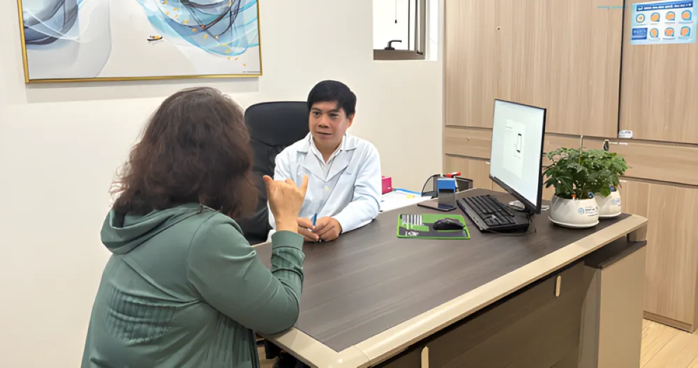 ThS-BS Trần Ngọc Thanh, Phó viện trưởng danh dự Viện Ứng dụng Công nghệ y tế thăm khám cho người bệnh