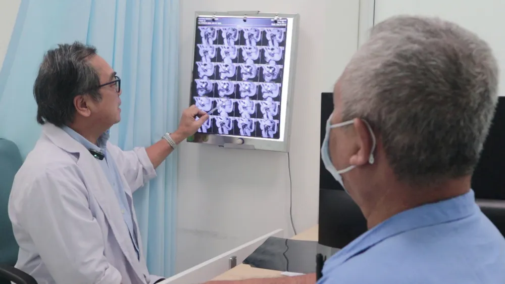 Bác sĩ Bệnh viện Bình Dân tư vấn cho người bệnh