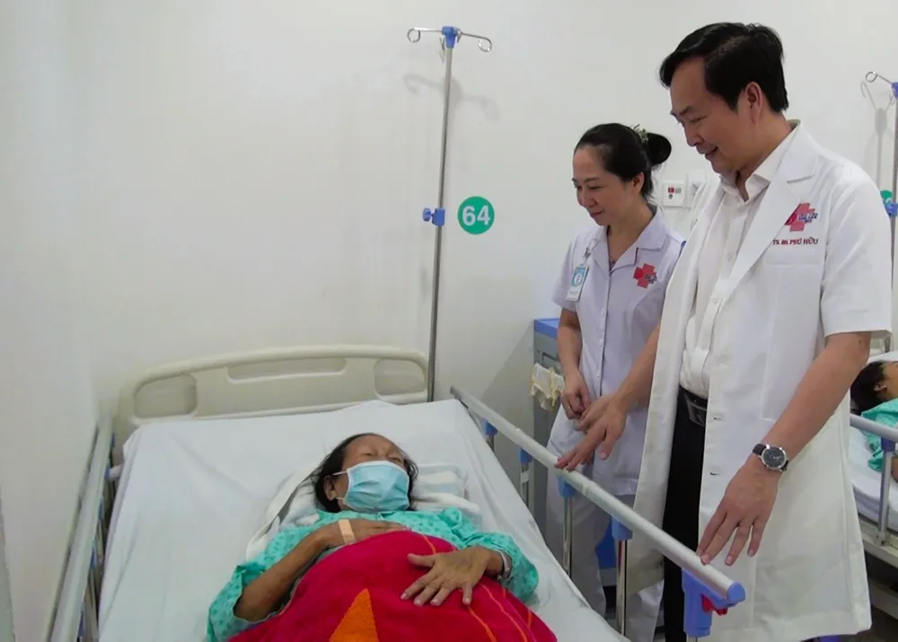 BÁC SĨ THĂM NGƯỜI BỆNH TRƯỚC XUẤT VIỆN.jpg