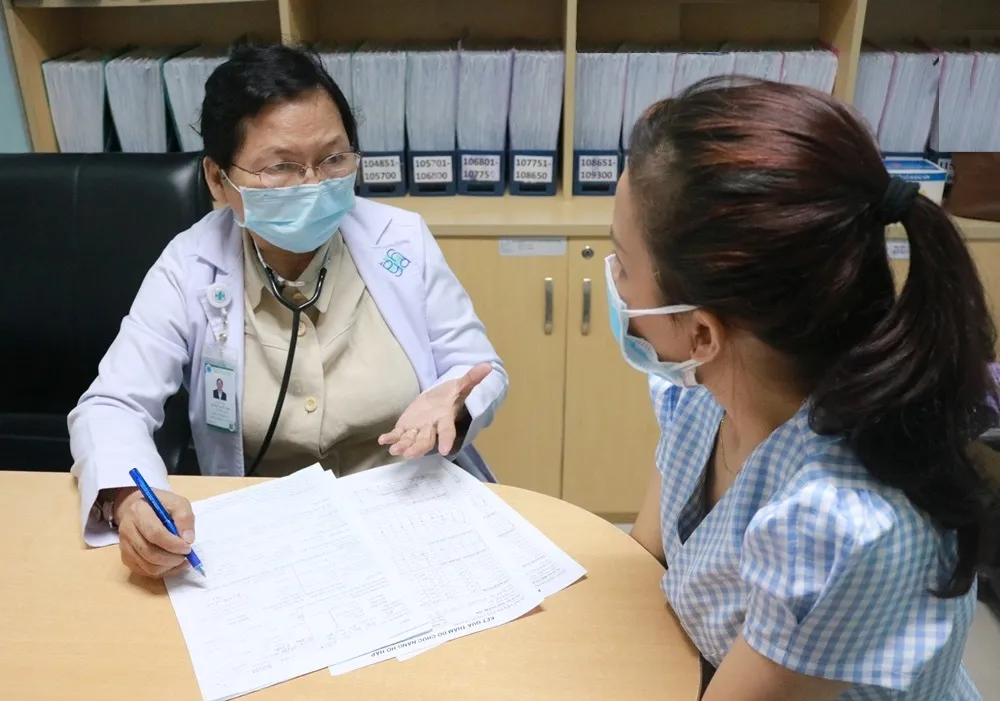 PGS TS BS. Lê Thị Tuyết Lan khám cho người bệnh hen suyễn.JPG