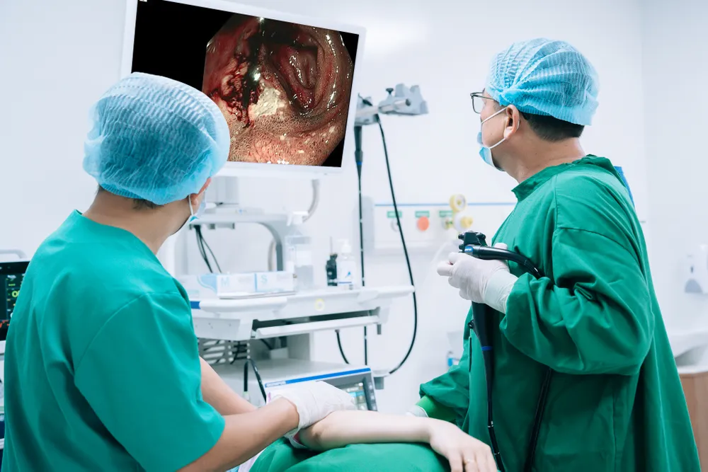 Các bác sĩ Bệnh viện Đa khoa Việt Mỹ đang nội soi cho người bệnh