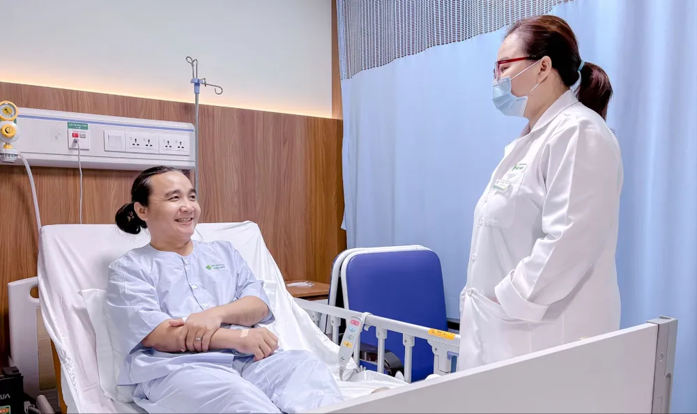 Anh Nguyễn Hoài B. (41 tuổi, TP.HCM) được theo dõi và chăm sóc sau can thiệp tại Bệnh viện Đa khoa Việt Mỹ.jpg