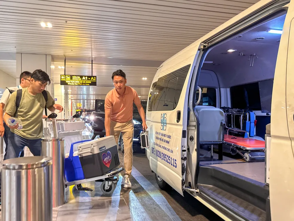 Tim hiến được vận chuyển bằng đường hàng không từ Hải Phòng vào TP Hồ Chí Minh và nhanh chóng được đưa về Bệnh viện Đại học Y Dược TP Hồ Chí Minh.jpg