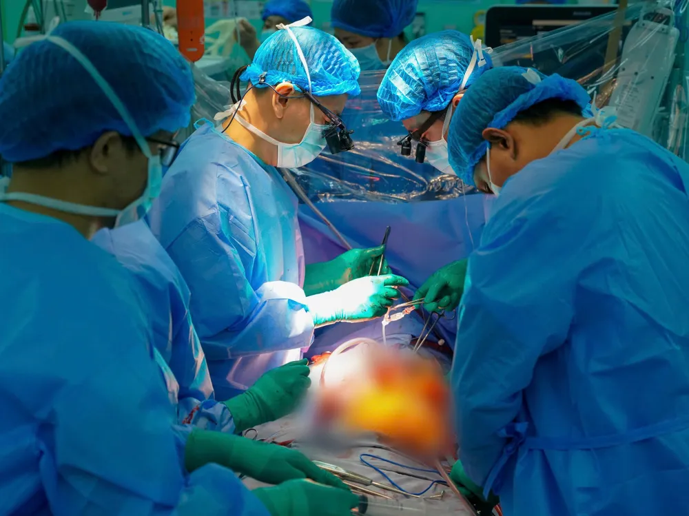 Các bác sĩ thực hiện ghép tim cho người bệnh